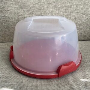 EUC Wilton 12” cake carrier.